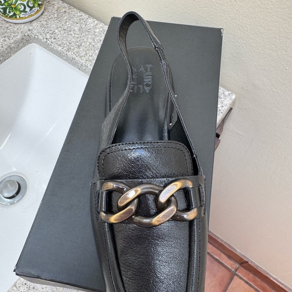 Naturalizer Black Leather Loafers with Gold Chain brand new - Picture 2 of 6